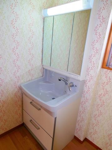 Wash basin, toilet. Wash basin with three-sided mirror