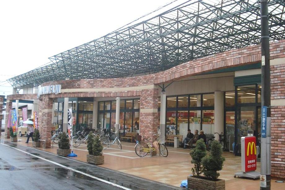 Supermarket. Marufuji Senkese 688m to shop