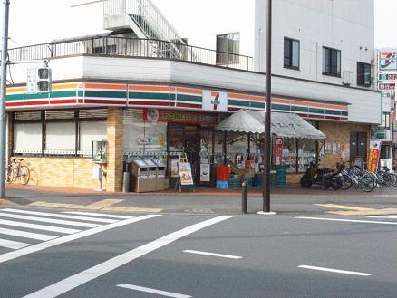 Convenience store. 250m to Seven-Eleven (convenience store)