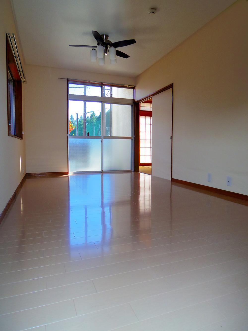 Living. Brightly, Per yang is good living. It also followed by a Japanese-style room, There is a sense of openness.