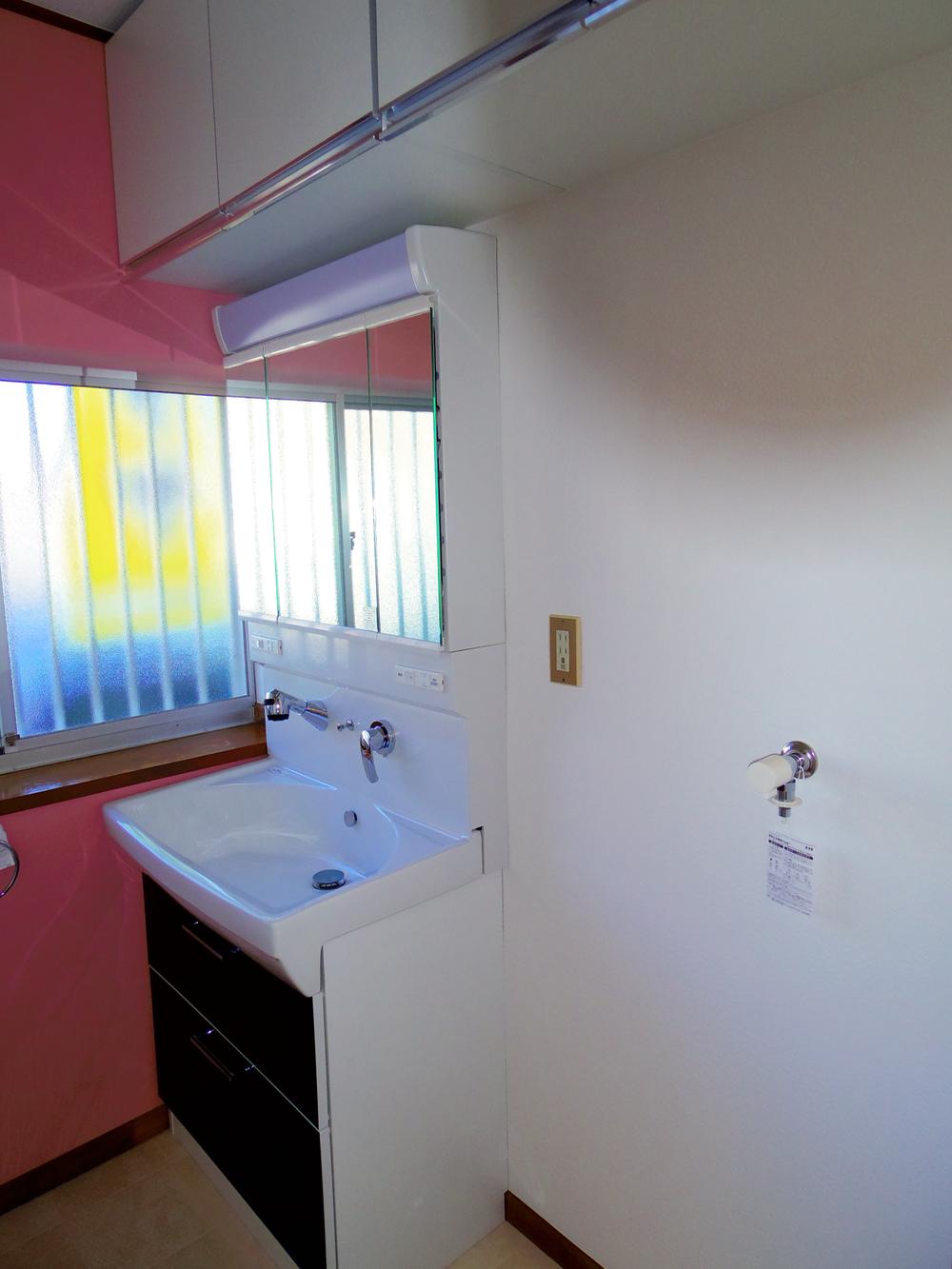 Wash basin, toilet. Sanitary with a ceiling cupboard! (Also wash basin is settled new exchange)