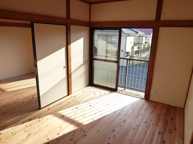 Living and room. South-facing Western-style