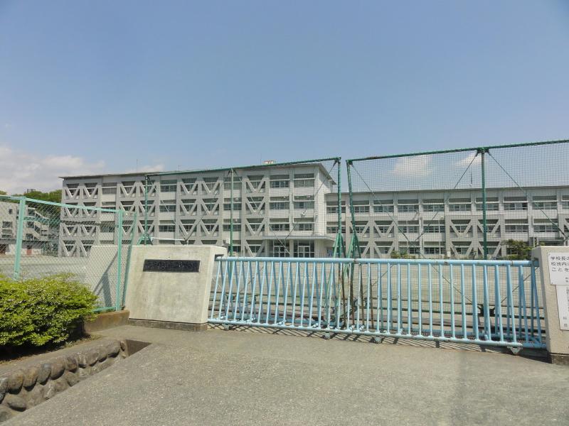 Junior high school. Ome Municipal second junior high school (junior high school) up to 320m