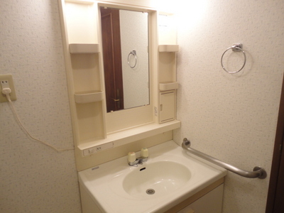 Washroom. Independent wash basin indispensable to get dressed!