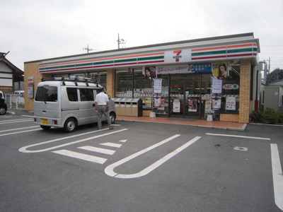 Convenience store. 300m to Seven-Eleven (convenience store)