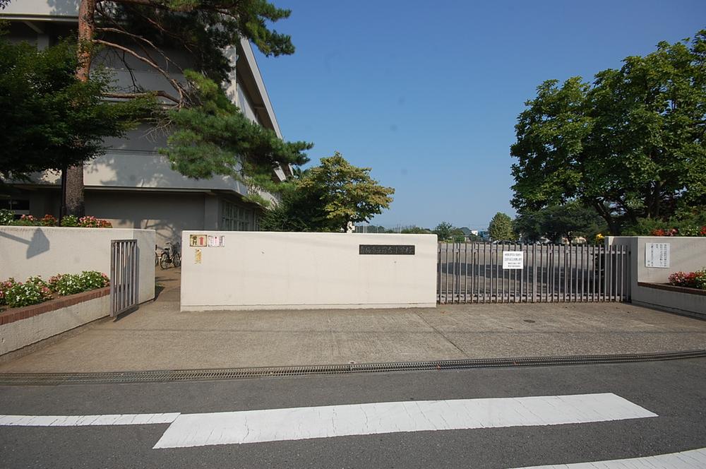 Primary school. Ome Municipal Kasumidai to elementary school 520m