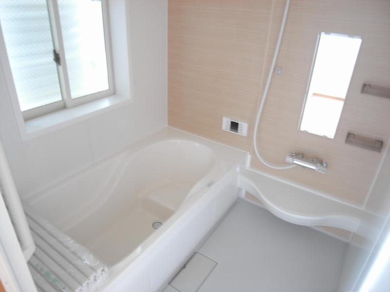 Bath. Spacious 1 pyeong type, Accent panel is fashionable. 