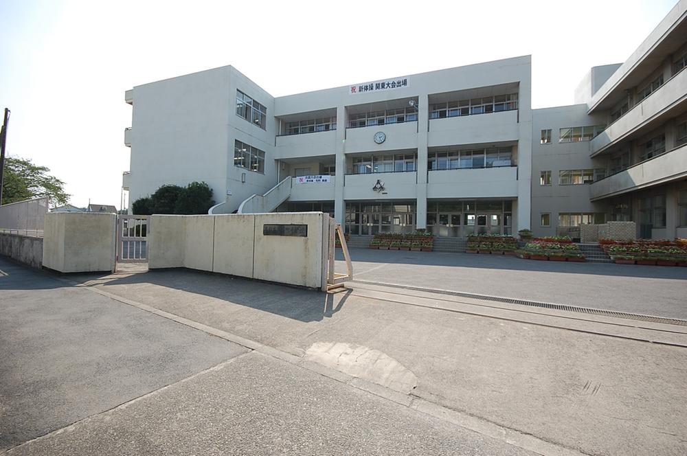 Junior high school. Ome Municipal Shinmachi until junior high school 827m