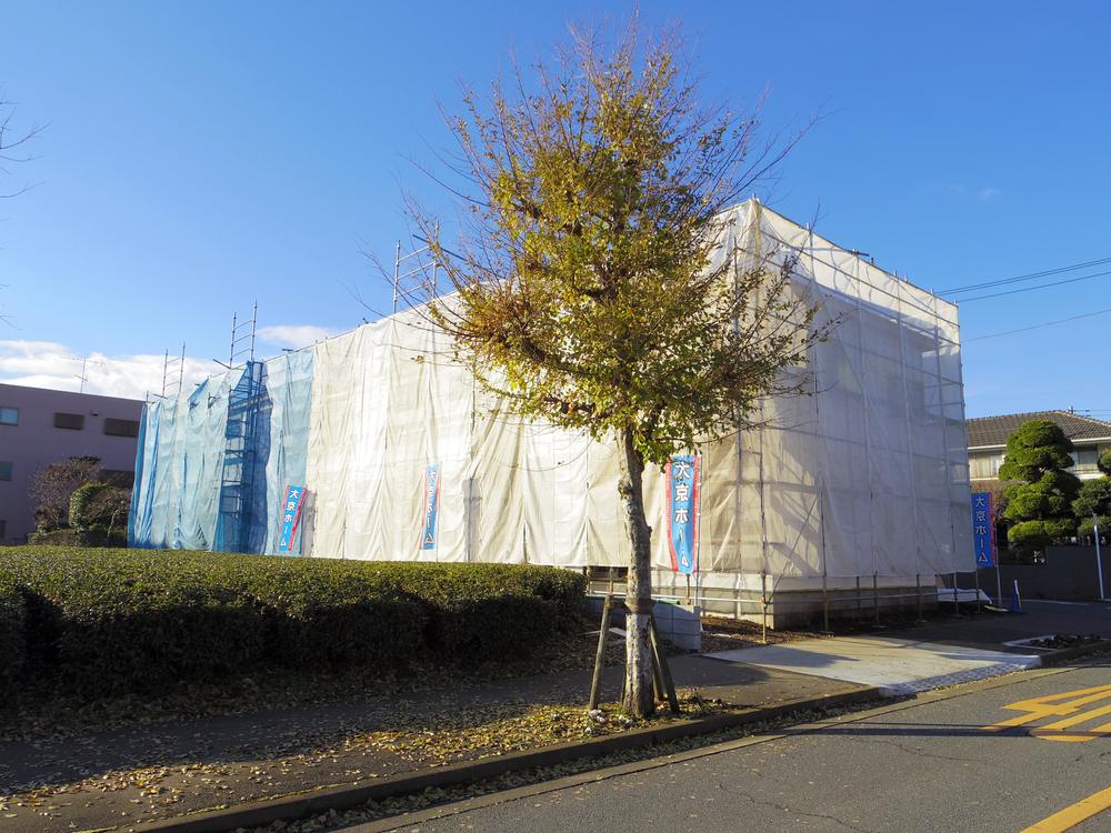 Local photos, including front road. Local (December 24, 2013) Shooting Construction is in progress towards the building completed! 