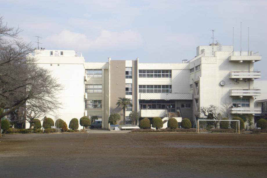 Junior high school. Ome 1068m to stand the first junior high school
