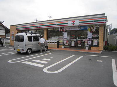 Convenience store. 570m to Seven-Eleven (convenience store)