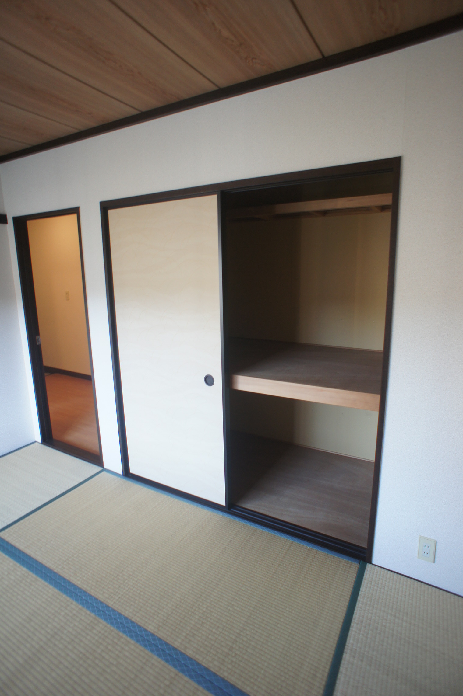 Living and room. Japanese-style room north Closet storage