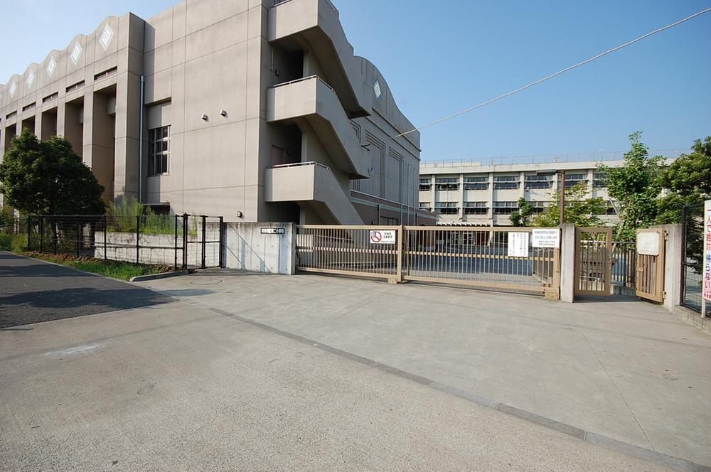 Primary school. Ome stand up to the second elementary school 1138m