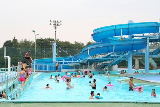 park. It is very popular in the facility to also 533m slider children to Higashihara park pool. Let's go to the pool together in the family. 