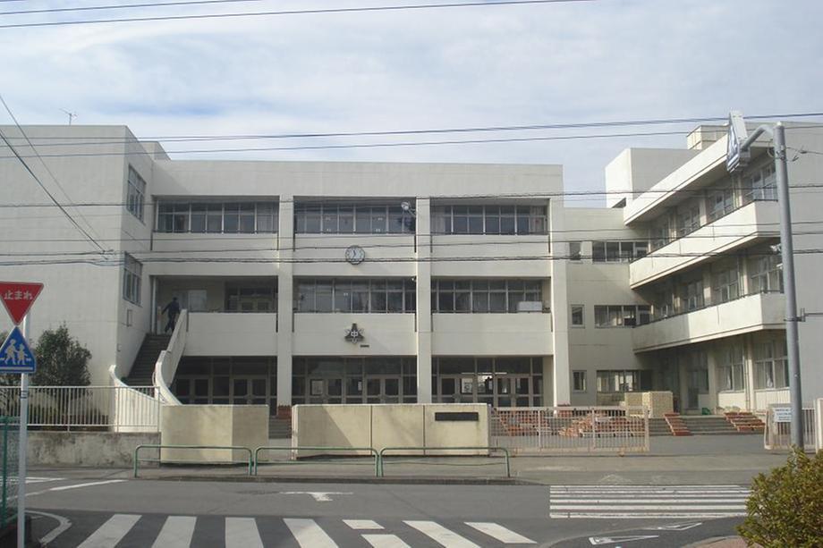 Junior high school. Ome Municipal Shinmachi until junior high school 887m