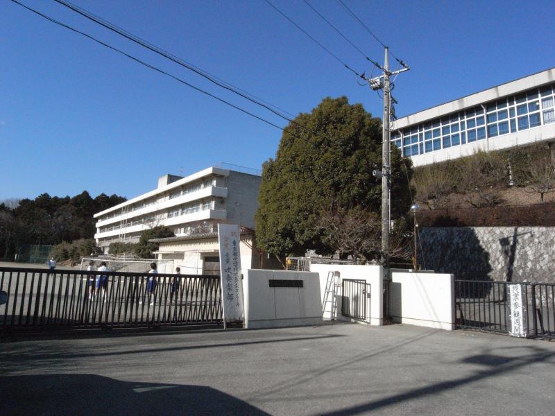 Junior high school. Ome Municipal Fukiage junior high school (junior high school) up to 520m
