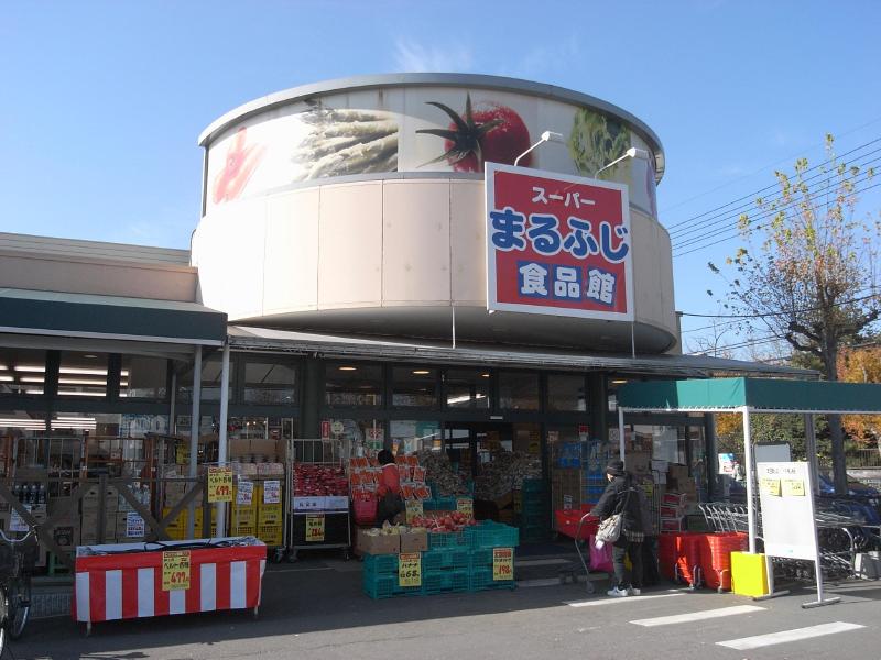 Supermarket. Round Fuji food museum 800m up to (super)