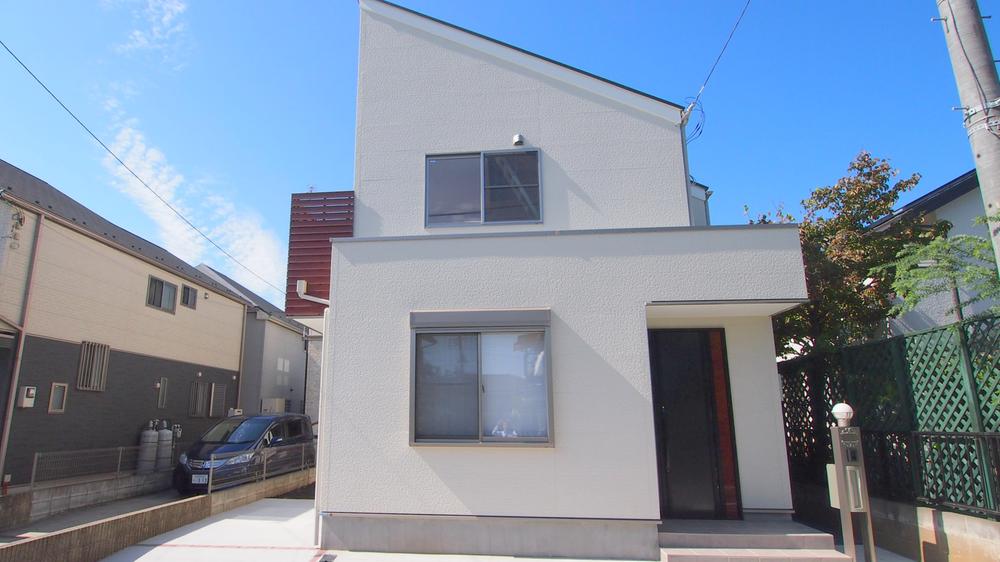 Local photos, including front road. appearance