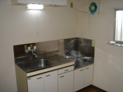 Kitchen. Gas stove 2 burners can be installed