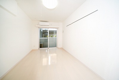 Living and room. White-based flooring! Spacious room!