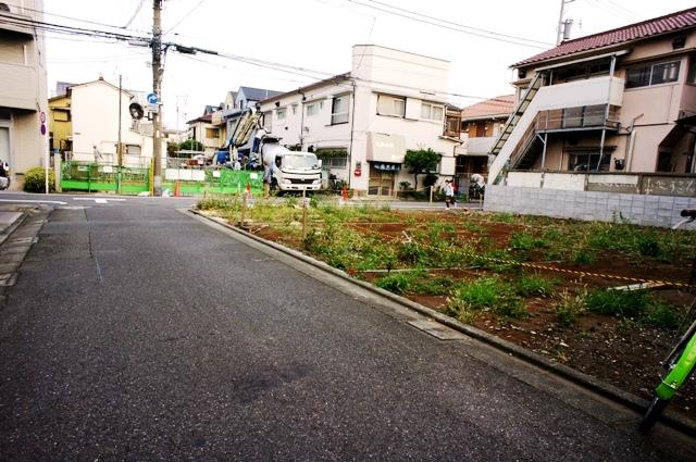 Local photos, including front road. Local (11 May 2013) Shooting