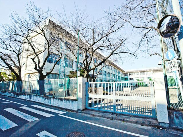 Junior high school. 843m to Ota Ward Hasunuma Junior High School