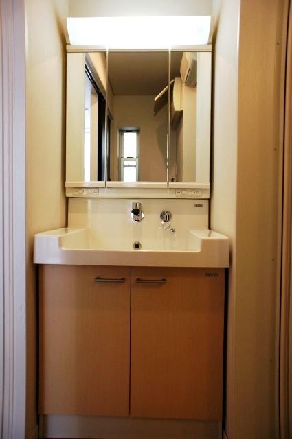 Wash basin, toilet. Interior room (November 2013) Shooting