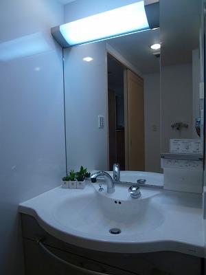 Wash basin, toilet. Washroom: Indoor (October 2013) Shooting
