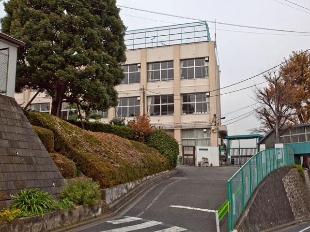 Junior high school. 1097m to Ota Ward Magomehigashi Junior High School