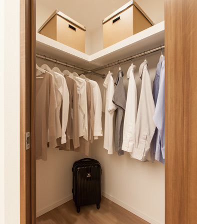Receipt.  [Walk-in closet] It has adopted a walk-in closet that can be accommodated, such as suitcase.  ※ C type model room (C type such as some type)