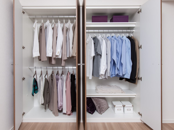 Receipt.  [closet] Adopted about 1000mm hanger pole four installation was housed the. Also it has realized the large capacity storage of peace who have the clothes a lot. You can also use used properly the closet left and right in plain clothes and suits.  ※ I type model room (I type such as some type)