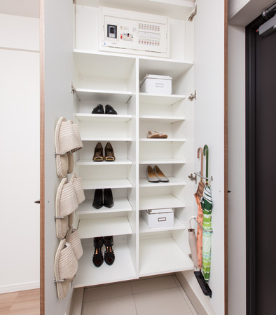 Receipt.  [Large shoe box in the foyer] Adopt a shoe box in the dwelling unit of entrance that can accommodate the tall boots, etc. Remove the bottom plate shoes. You can clean and organize the entrance with plenty of storage capacity. (I type such as some type)