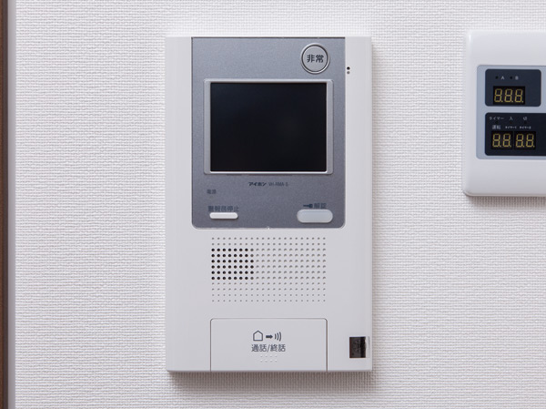 Security.  [Intercom with color monitor (hands-free type)] You can check the monitor while staying visitors in the dwelling unit. In conjunction with the auto-lock system, Firmly guard the safety of urban life.  ※ Amenities of the following three points I type model room