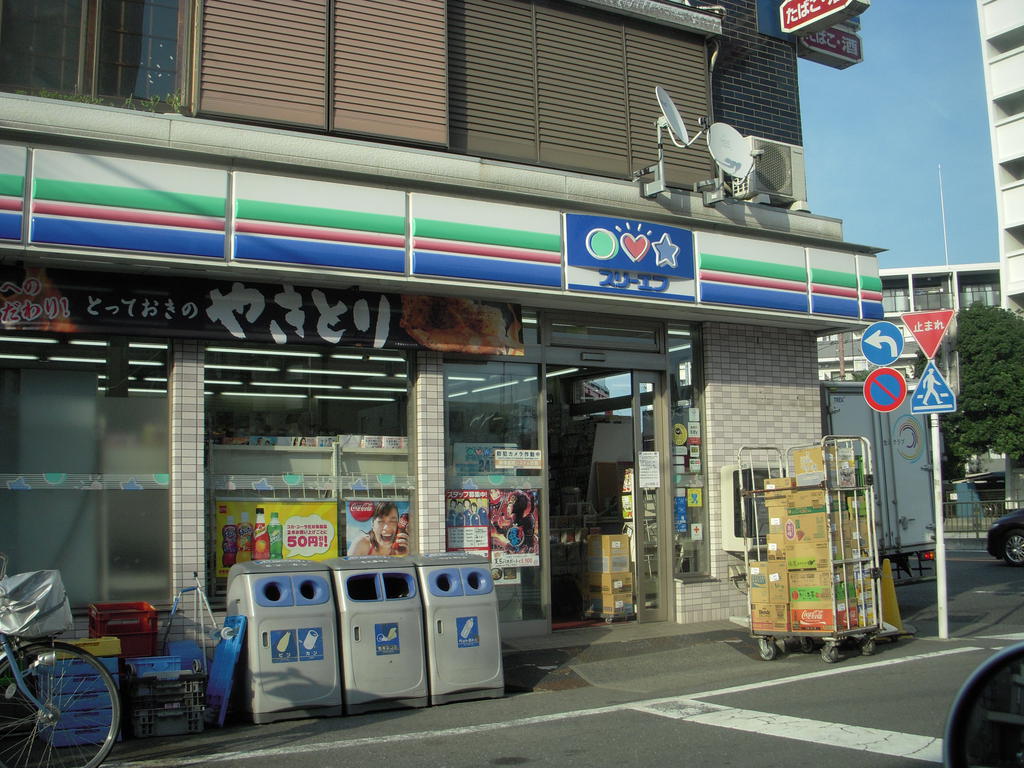 Convenience store. Three F Den'enchofuhon cho store (convenience store) to 159m