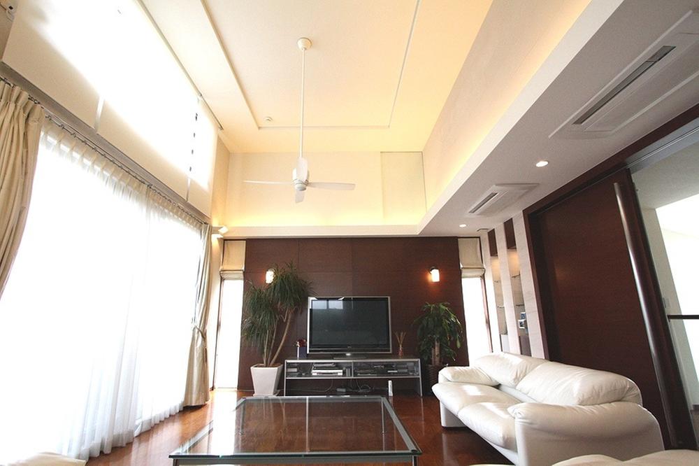 Living. Bright and spacious LDK is 31.56J ・ Living atrium ・ Built-in air conditioning