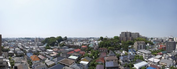 Surrounding environment. Open-minded view of the tower unique. It was colored by low-rise houses and lush greenery, You calm street is spread.  ※ Slightly different from the actual view of the building. (View photos taken in June 2013 from the construction site adjacent land building 10 floor)
