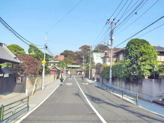 Local photos, including front road. Overlooking the main gate of the "Ikegami Honmonji" than 30M point than local