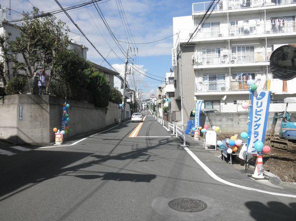 Local photos, including front road. Corner lot of 6m × 8m, And out of your car is a happy (2013 September shooting)