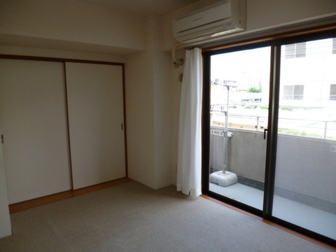 Living and room. Carpeted in Japanese-style room.
