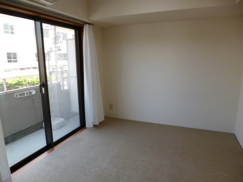 Living and room. Carpet is not peeled.