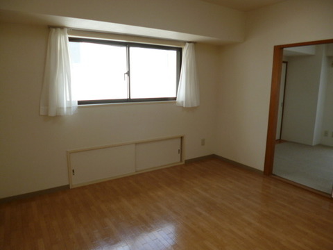 Kitchen. Even the window is in the kitchen, It comes with Jibukuro.