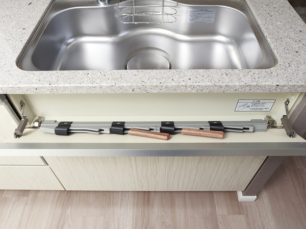 Kitchen.  [Sink before kitchen knife feed] Set up a kitchen knife feed before sink was a conventional dead space. Storage efficiency is also good, Because it is placed at a position higher, Do you first retrieve the knife.