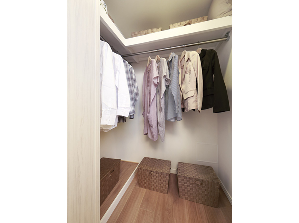 Interior.  [Closet] The master bedroom is, It has established a high storage capacity walk-in closet. Wardrobe full season, of course, Convenient for storage, such as a suitcase, You can use the living space effectively and refreshing.