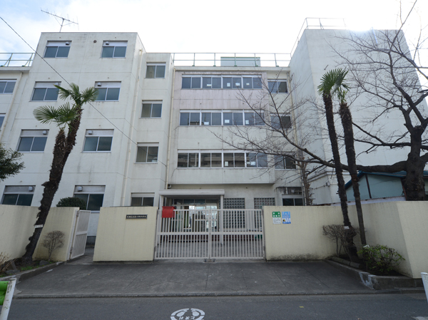 Surrounding environment. Minamirokugo junior high school (about 410m ・ 6-minute walk)