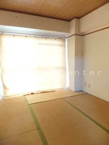 Living and room. Tatami is to be replaced after the tenants determine new
