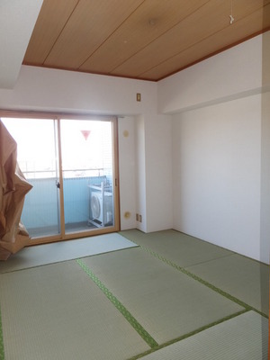 Living and room. Japanese-style room 6 quires ☆ Facing east ・ It contains the Asahi! 