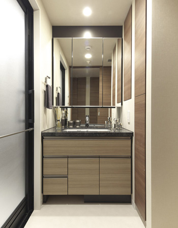 Bathing-wash room.  [Powder Room] Available storage space to Kagamiura. It is very convenient for storage of small parts such as cosmetics. Beautiful to counter, Adopt a luxurious natural stone. Interior also stands out, It will produce the urban basin space.