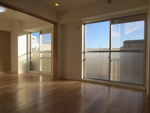 Living. LDK is about 12 tatami bright rooms facing south