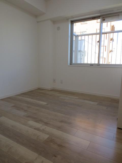 Non-living room. East of Western-style about 6.2 tatami walk-in closet with