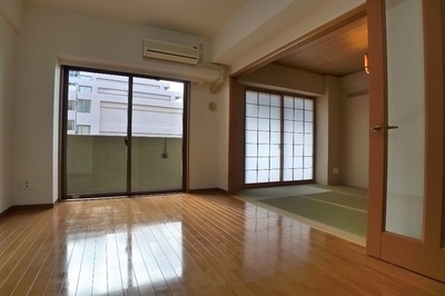 Living and room. ◆ Wide south-facing window ◆ It contains the bright sunlight!